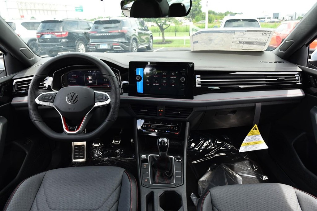 Volkswagen Jetta GLI Vehicle Full-screen Gallery Image 7