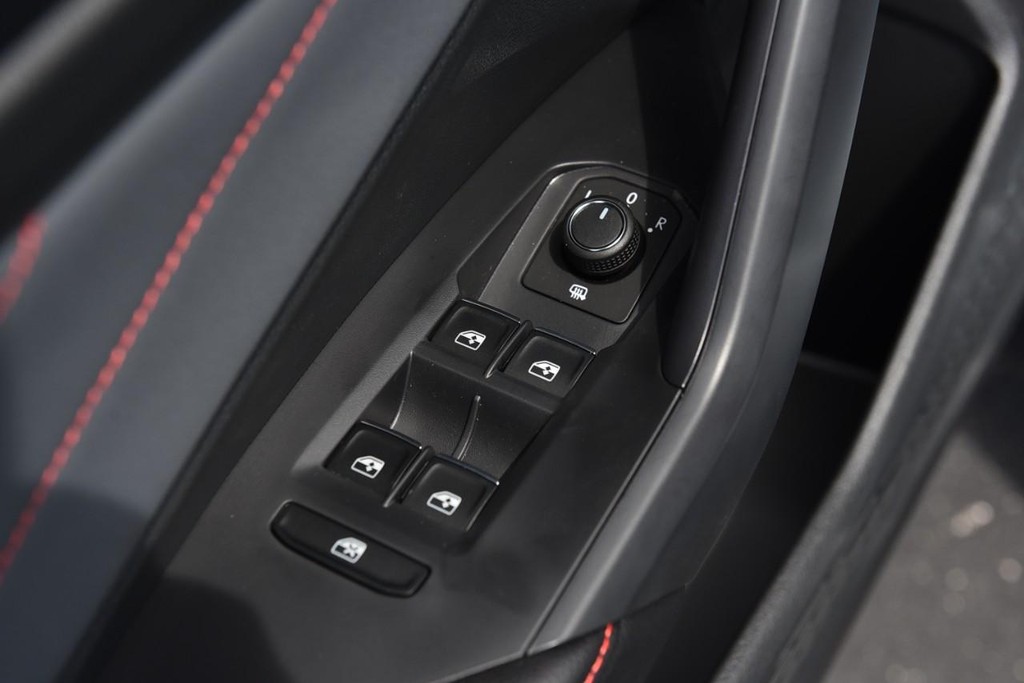 Volkswagen Jetta GLI Vehicle Full-screen Gallery Image 8