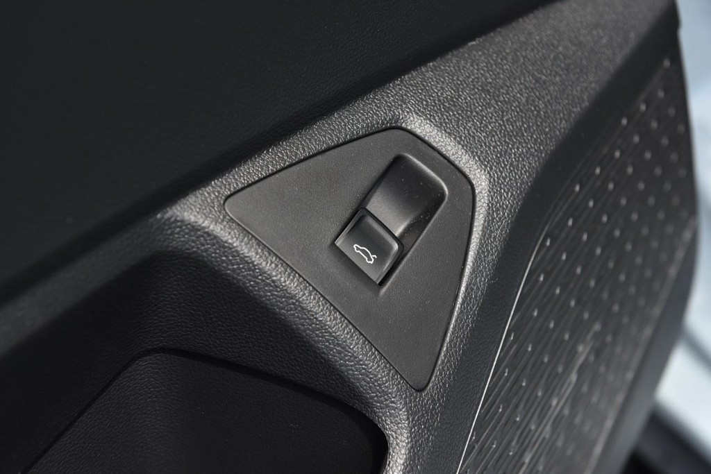 Volkswagen Jetta GLI Vehicle Full-screen Gallery Image 9