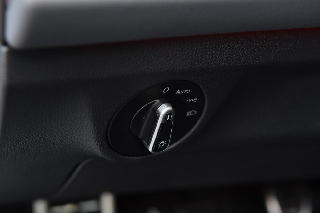 Volkswagen Jetta GLI Vehicle Full-screen Gallery Image 11