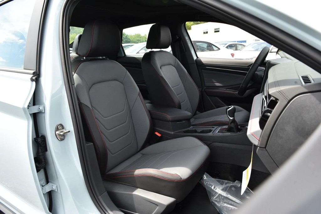 Volkswagen Jetta GLI Vehicle Full-screen Gallery Image 21