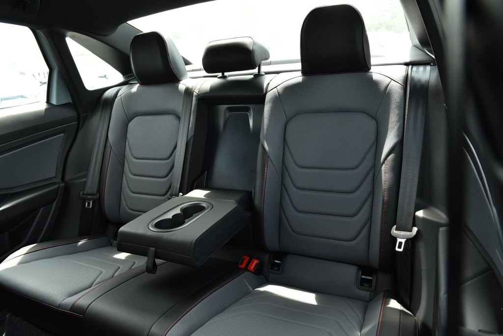 Volkswagen Jetta GLI Vehicle Full-screen Gallery Image 23