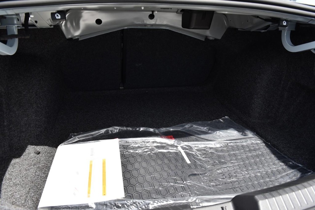 Volkswagen Jetta GLI Vehicle Full-screen Gallery Image 24