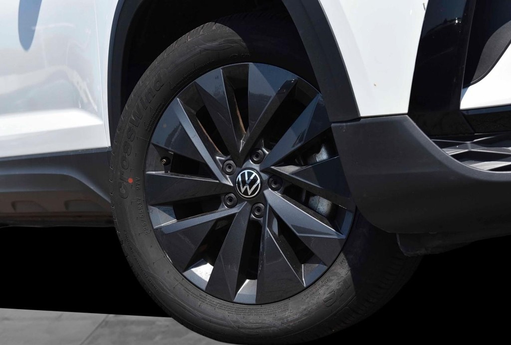 Volkswagen Taos Vehicle Full-screen Gallery Image 3