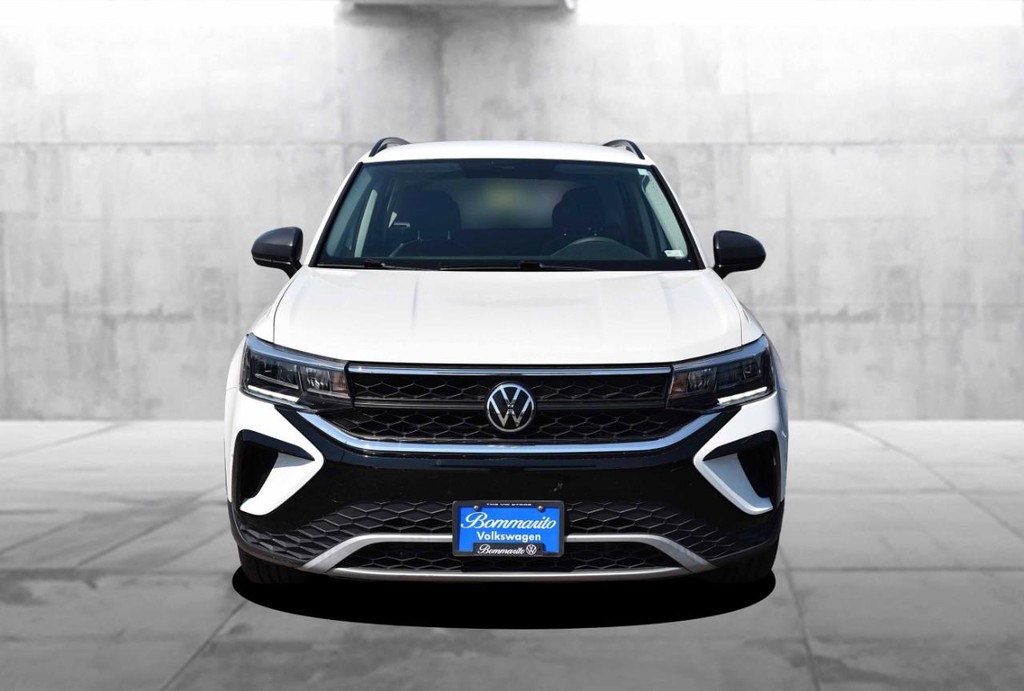 Volkswagen Taos Vehicle Full-screen Gallery Image 4