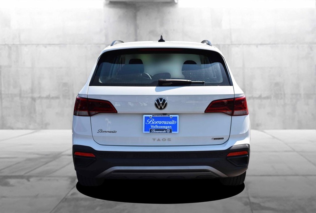 Volkswagen Taos Vehicle Full-screen Gallery Image 6