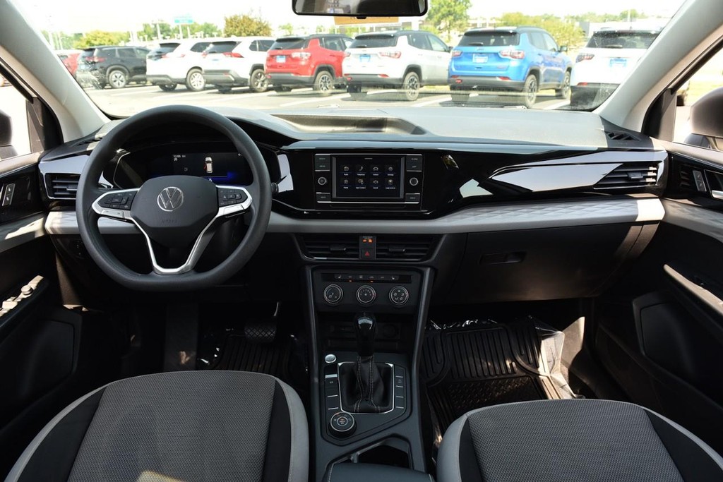 Volkswagen Taos Vehicle Full-screen Gallery Image 7
