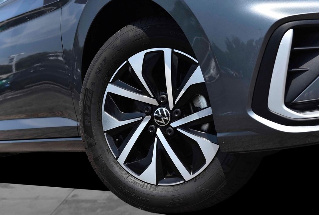 Volkswagen Jetta Vehicle Full-screen Gallery Image 3