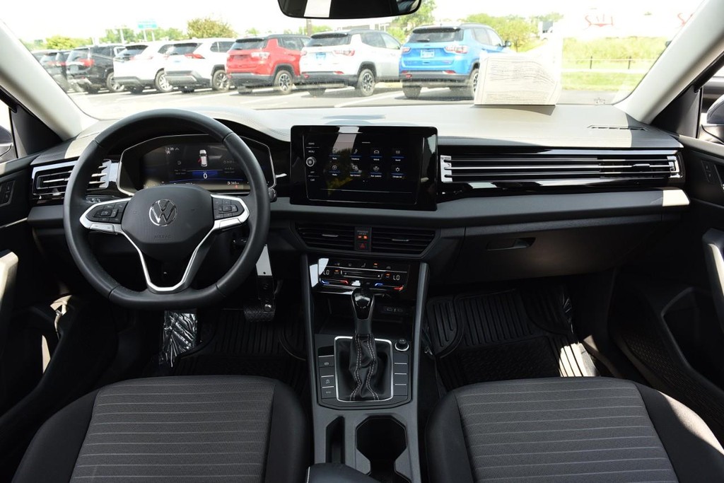 Volkswagen Jetta Vehicle Full-screen Gallery Image 7