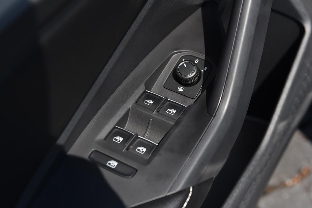 Volkswagen Jetta Vehicle Full-screen Gallery Image 8