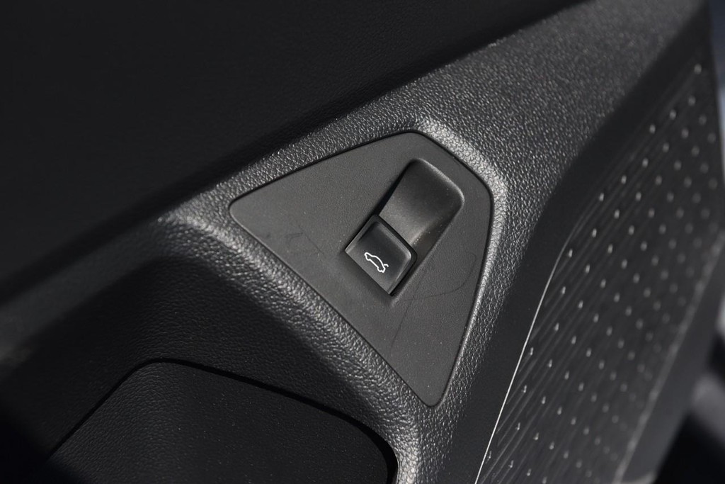 Volkswagen Jetta Vehicle Full-screen Gallery Image 9