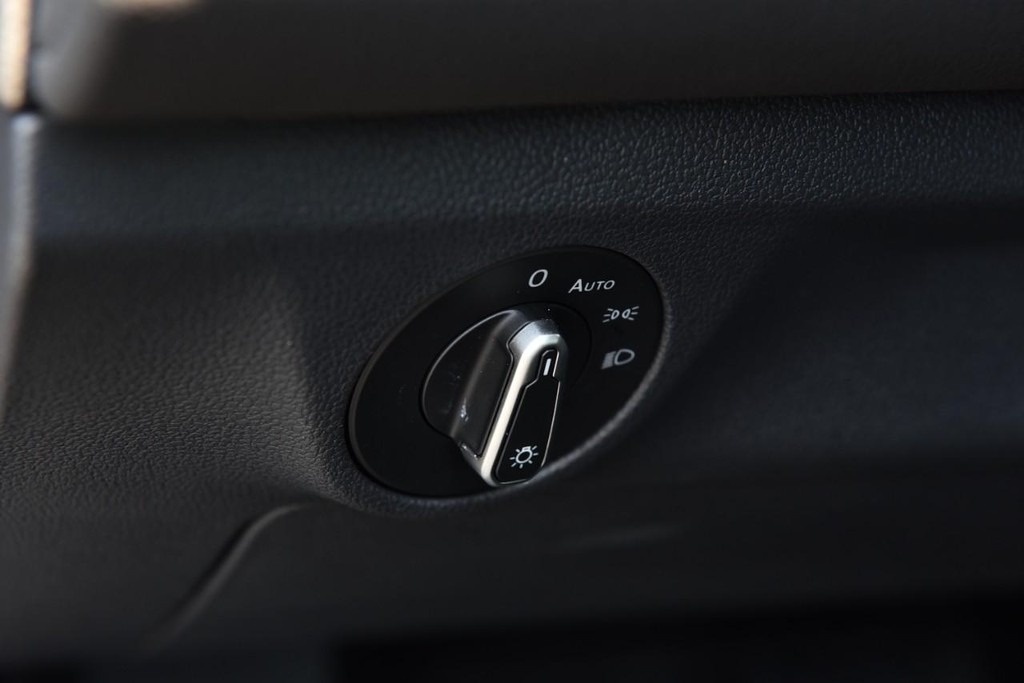 Volkswagen Jetta Vehicle Full-screen Gallery Image 11