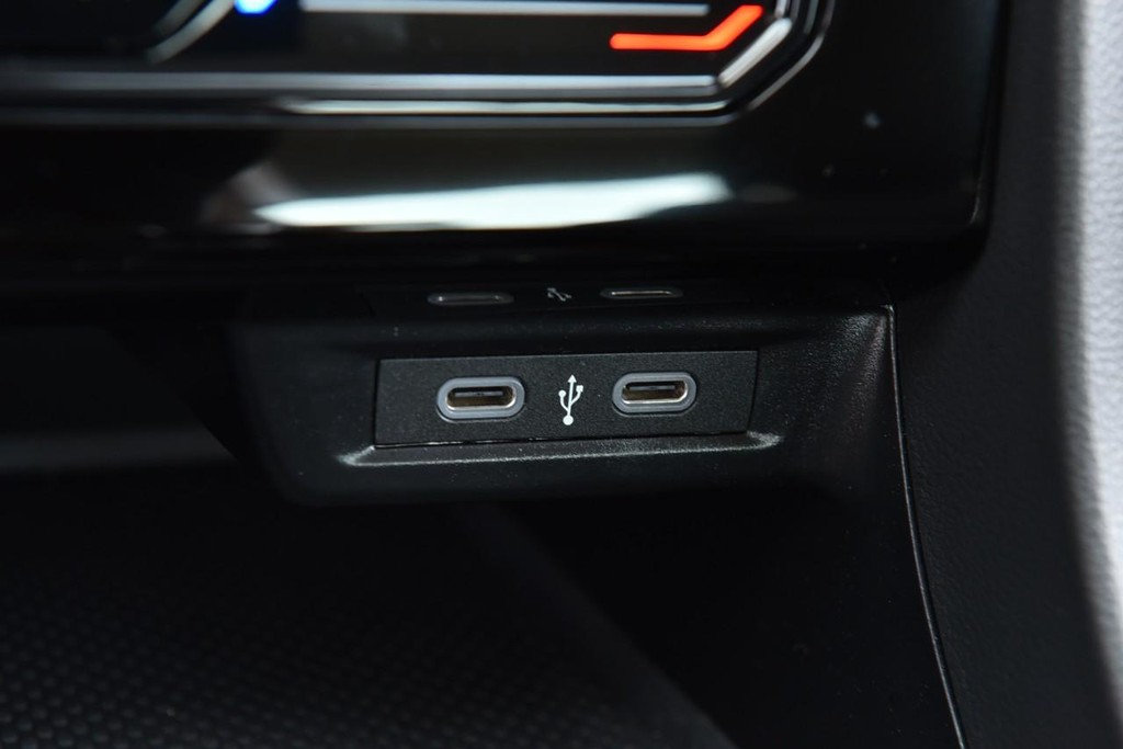 Volkswagen Jetta Vehicle Full-screen Gallery Image 16