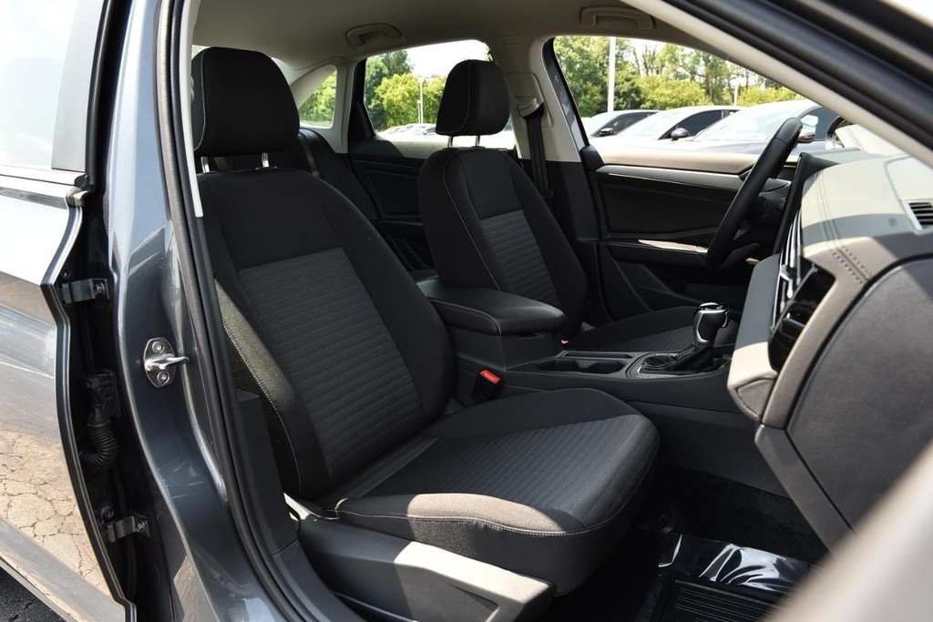Volkswagen Jetta Vehicle Full-screen Gallery Image 20