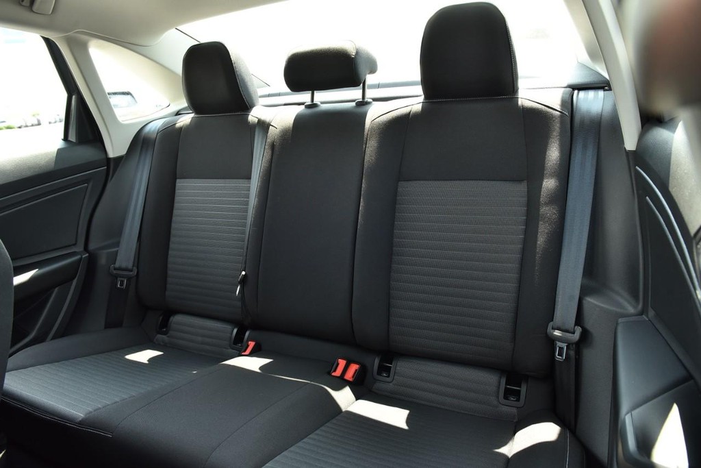 Volkswagen Jetta Vehicle Full-screen Gallery Image 21