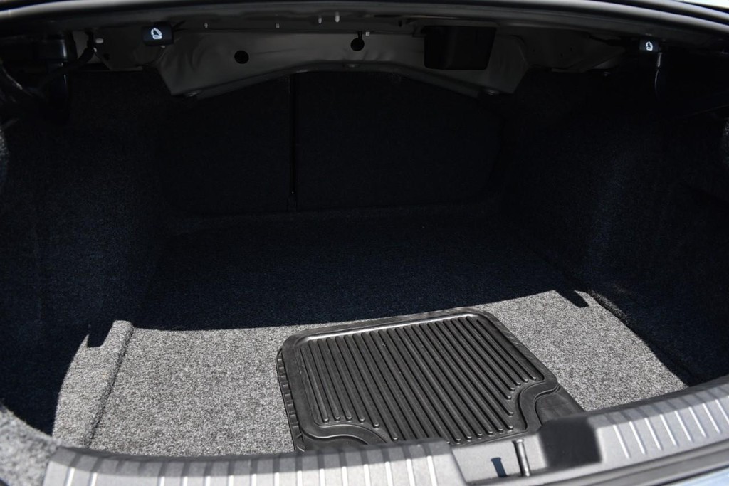 Volkswagen Jetta Vehicle Full-screen Gallery Image 22