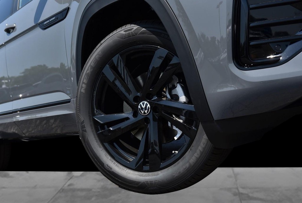 Volkswagen Atlas Cross Sport Vehicle Full-screen Gallery Image 3