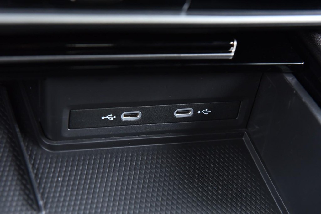 Volkswagen Atlas Cross Sport Vehicle Full-screen Gallery Image 16