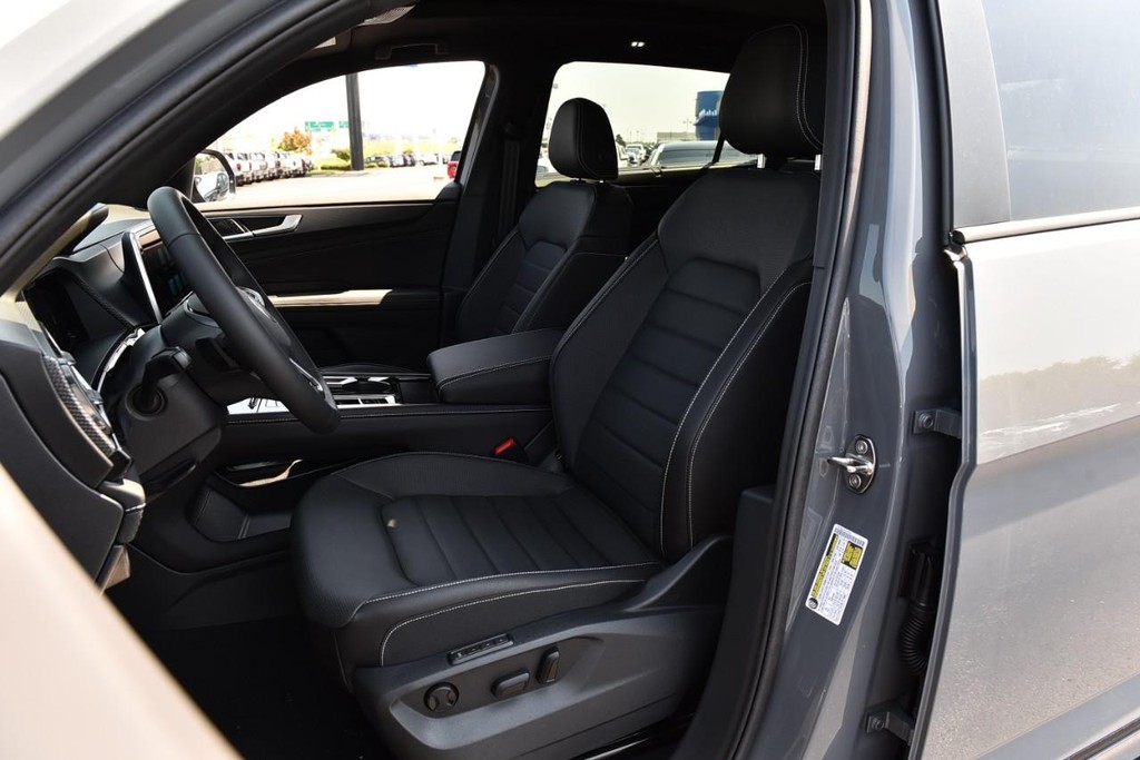 Volkswagen Atlas Cross Sport Vehicle Full-screen Gallery Image 19