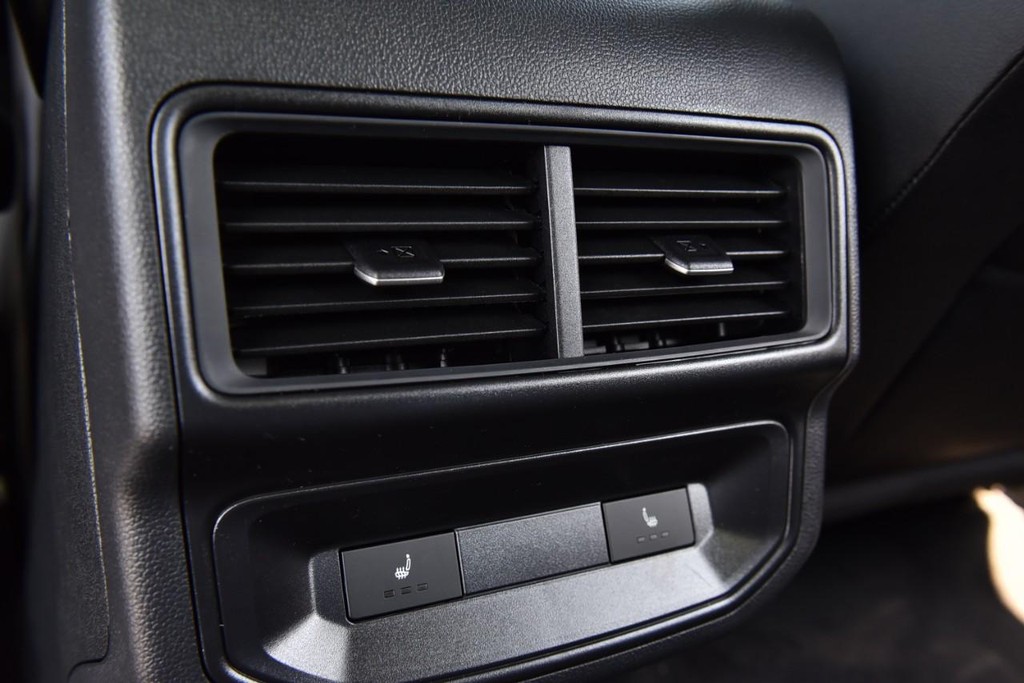 Volkswagen Atlas Cross Sport Vehicle Full-screen Gallery Image 23