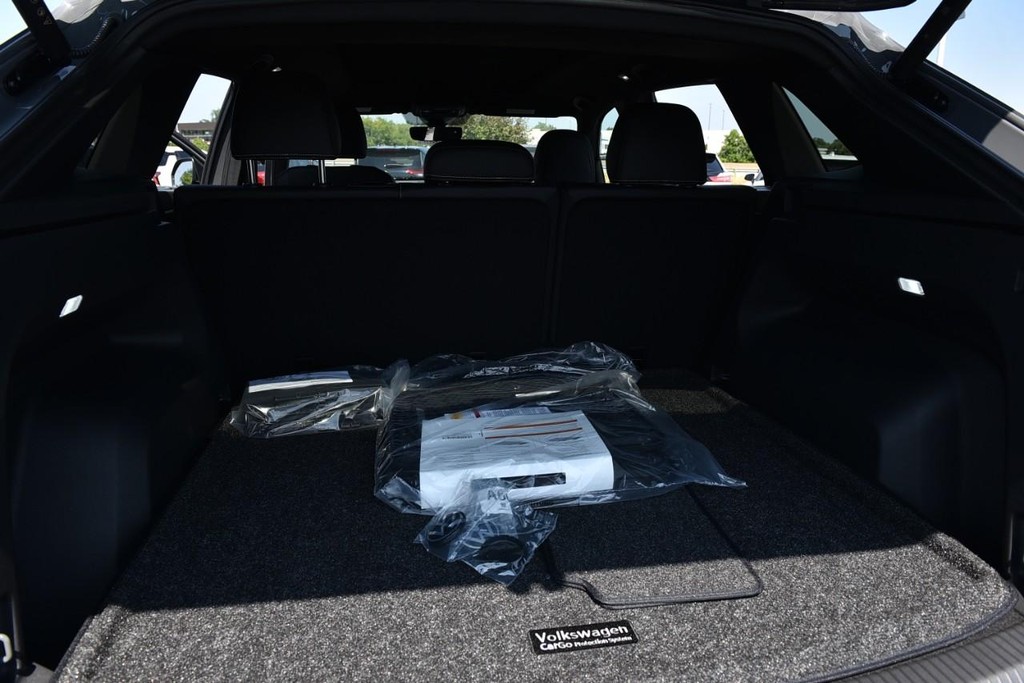 Volkswagen Atlas Cross Sport Vehicle Full-screen Gallery Image 25