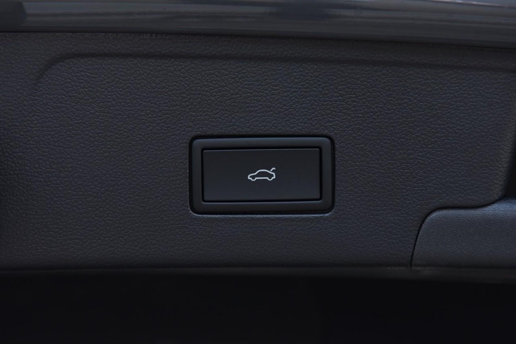 Volkswagen Atlas Cross Sport Vehicle Full-screen Gallery Image 26