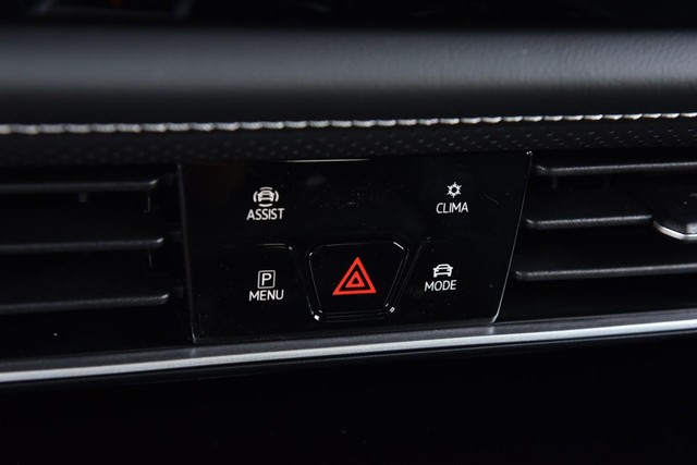 Volkswagen Atlas Cross Sport Vehicle Image 15
