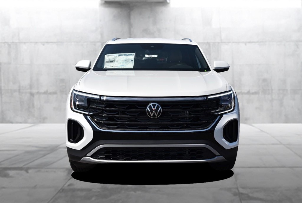Volkswagen Atlas Cross Sport Vehicle Full-screen Gallery Image 4