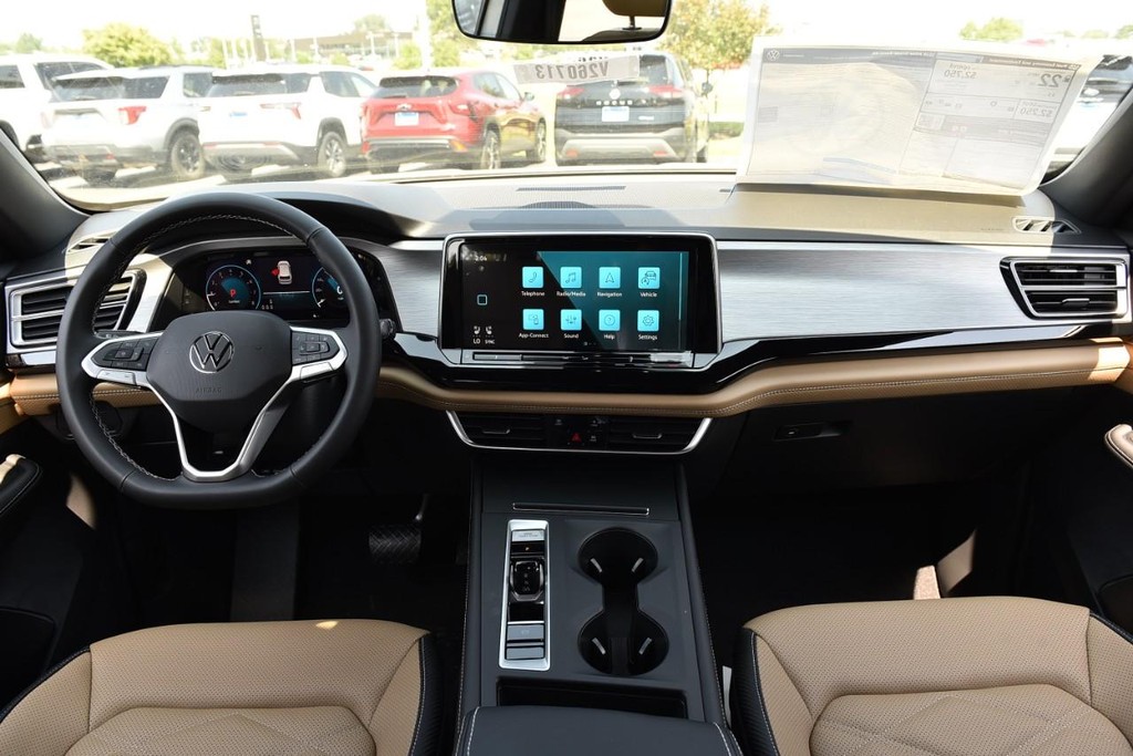 Volkswagen Atlas Cross Sport Vehicle Full-screen Gallery Image 7