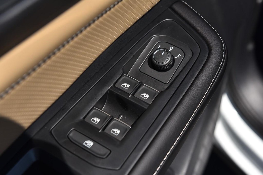 Volkswagen Atlas Cross Sport Vehicle Full-screen Gallery Image 8