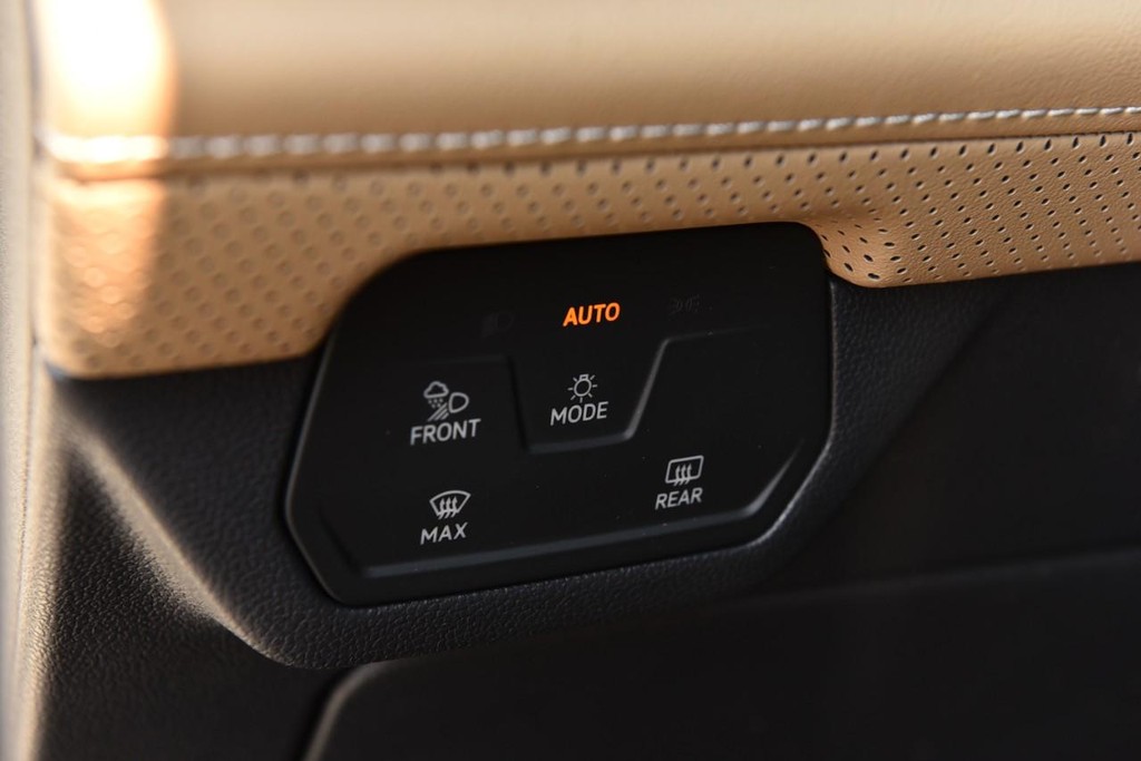 Volkswagen Atlas Cross Sport Vehicle Full-screen Gallery Image 10