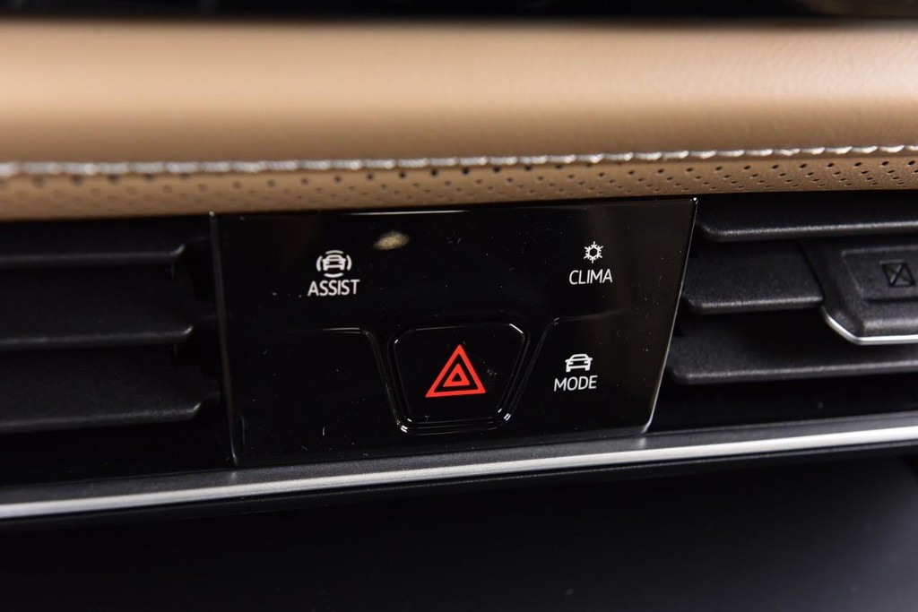 Volkswagen Atlas Cross Sport Vehicle Full-screen Gallery Image 14
