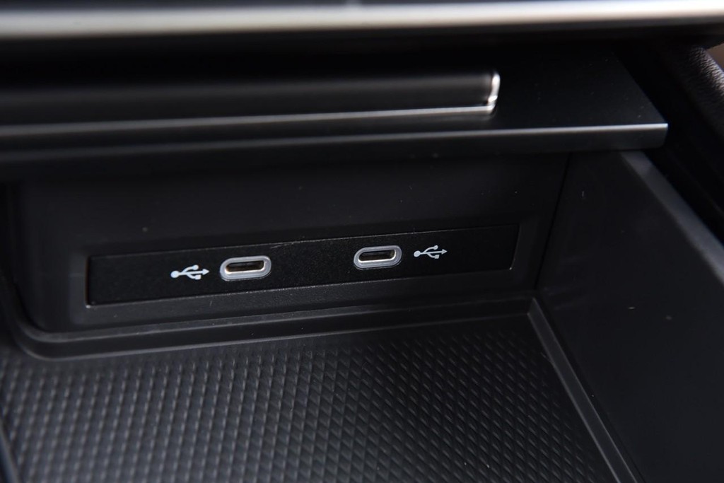 Volkswagen Atlas Cross Sport Vehicle Full-screen Gallery Image 15