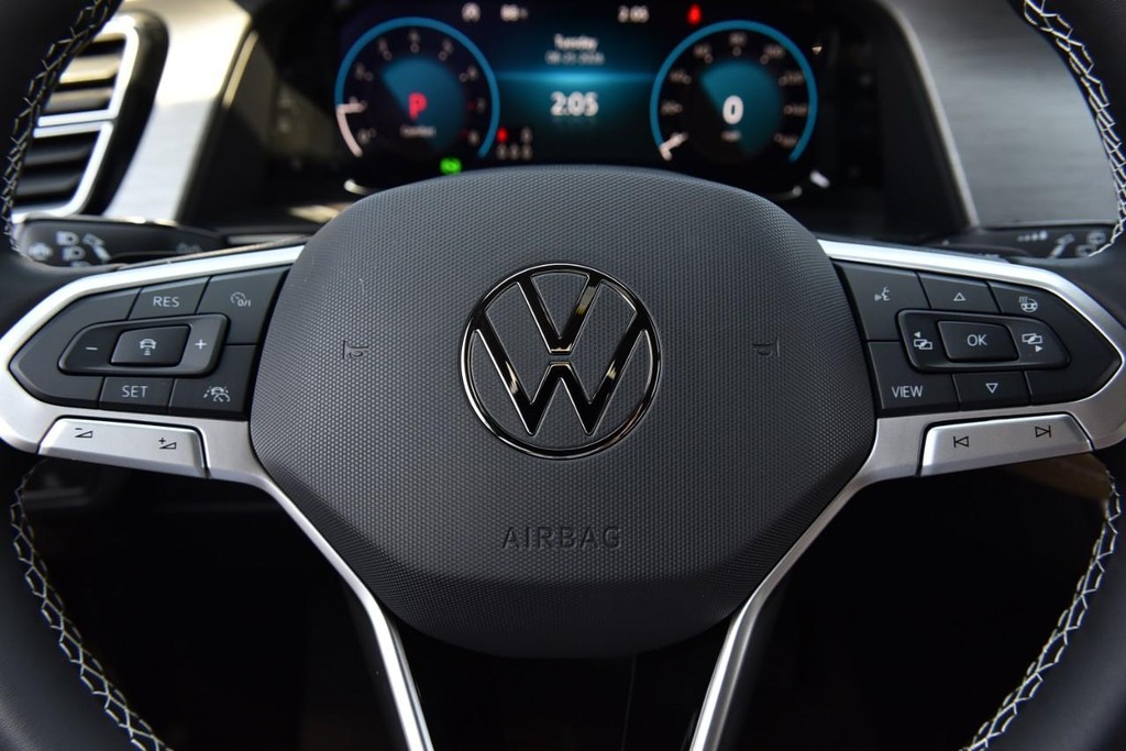 Volkswagen Atlas Cross Sport Vehicle Full-screen Gallery Image 17