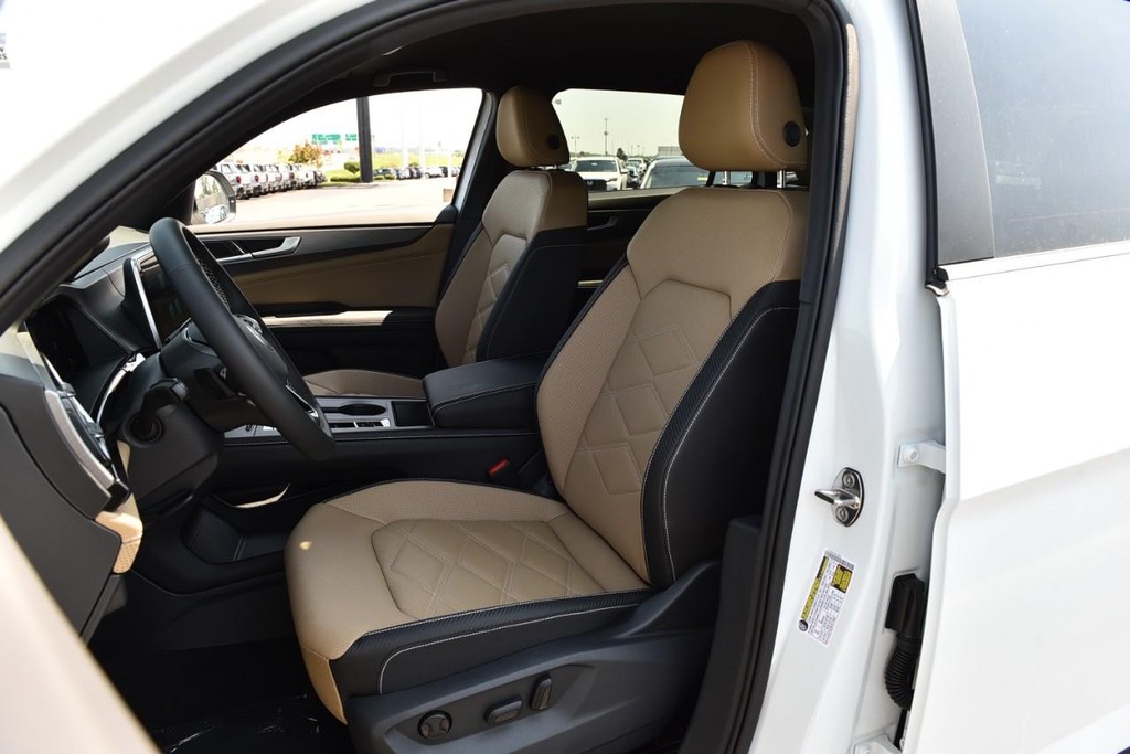 Volkswagen Atlas Cross Sport Vehicle Full-screen Gallery Image 18