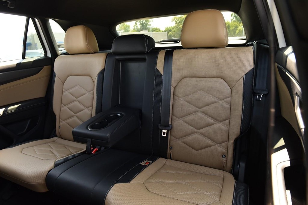 Volkswagen Atlas Cross Sport Vehicle Full-screen Gallery Image 20