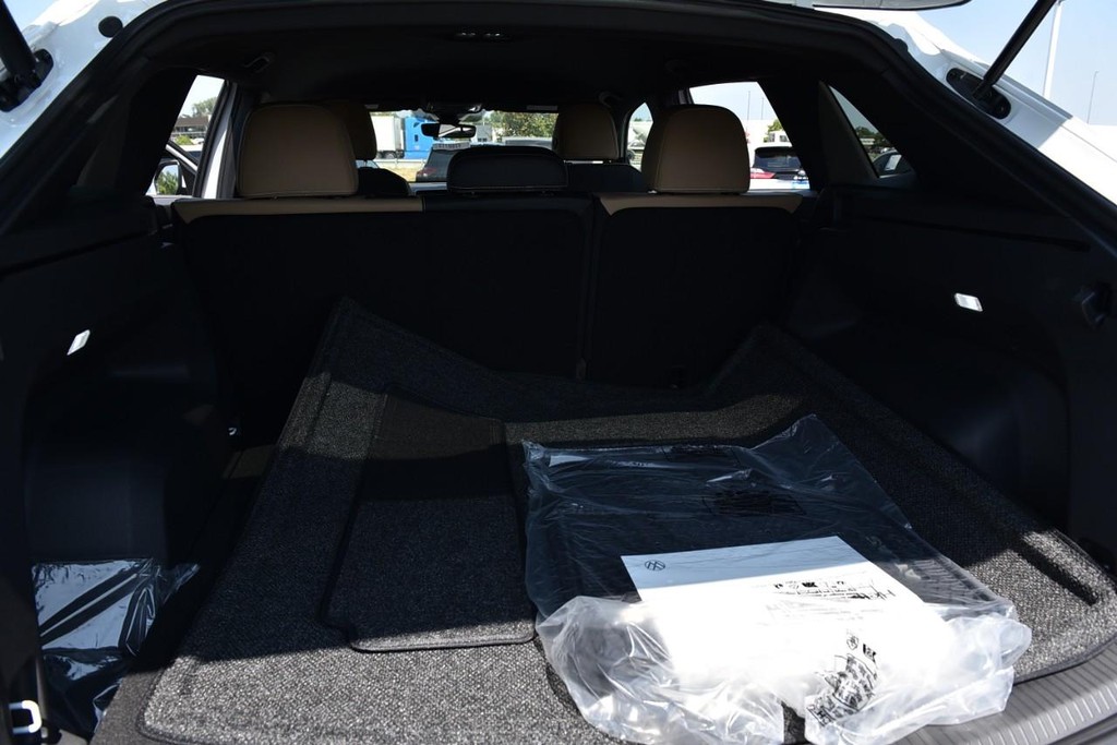Volkswagen Atlas Cross Sport Vehicle Full-screen Gallery Image 23
