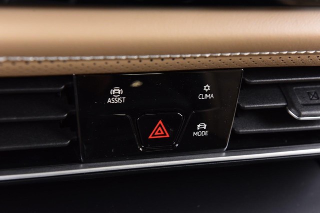 Volkswagen Atlas Cross Sport Vehicle Image 14