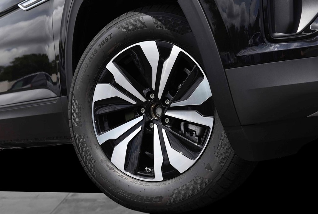 Volkswagen Atlas Cross Sport Vehicle Full-screen Gallery Image 3