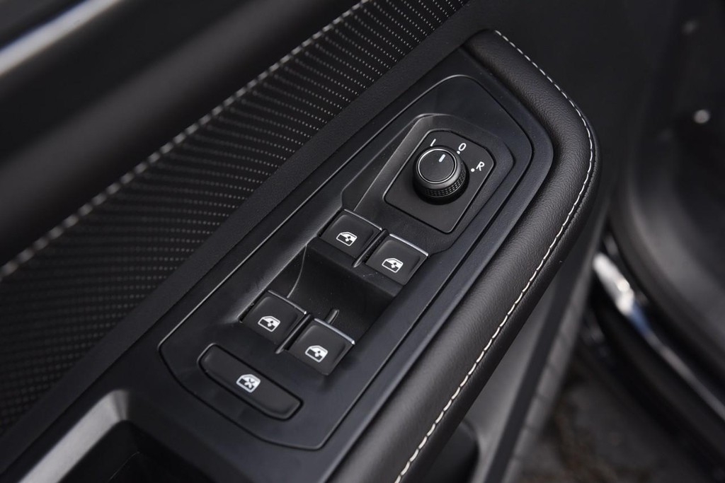 Volkswagen Atlas Cross Sport Vehicle Full-screen Gallery Image 8