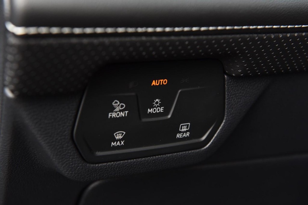 Volkswagen Atlas Cross Sport Vehicle Full-screen Gallery Image 10