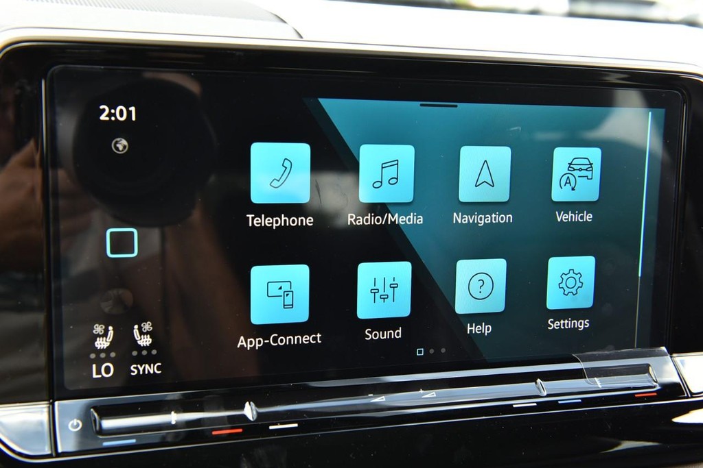 Volkswagen Atlas Cross Sport Vehicle Full-screen Gallery Image 13