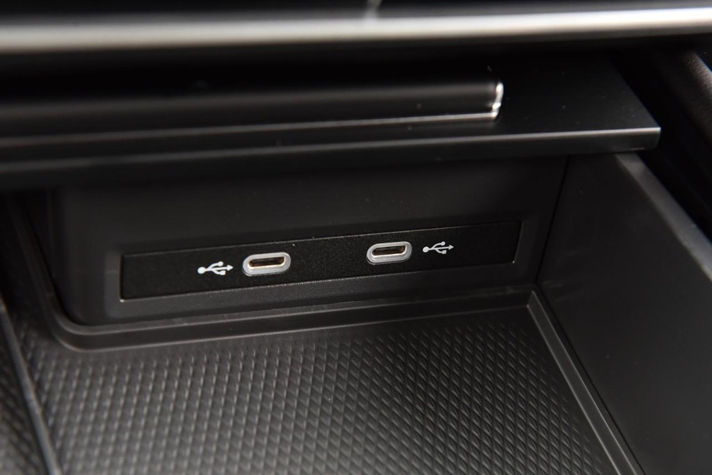Volkswagen Atlas Cross Sport Vehicle Full-screen Gallery Image 15