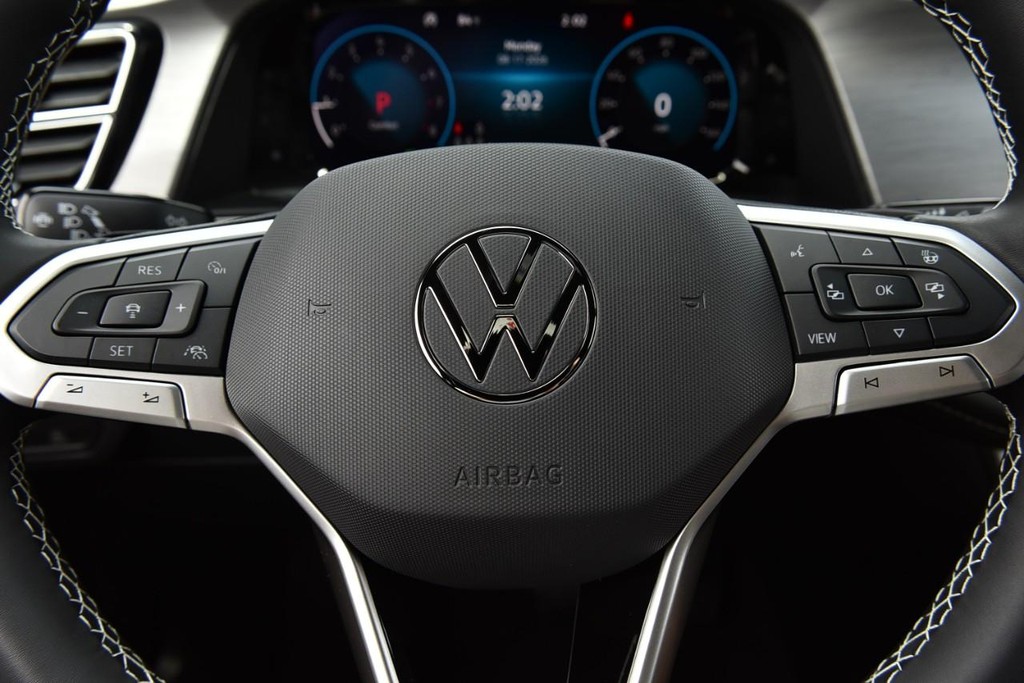 Volkswagen Atlas Cross Sport Vehicle Full-screen Gallery Image 17
