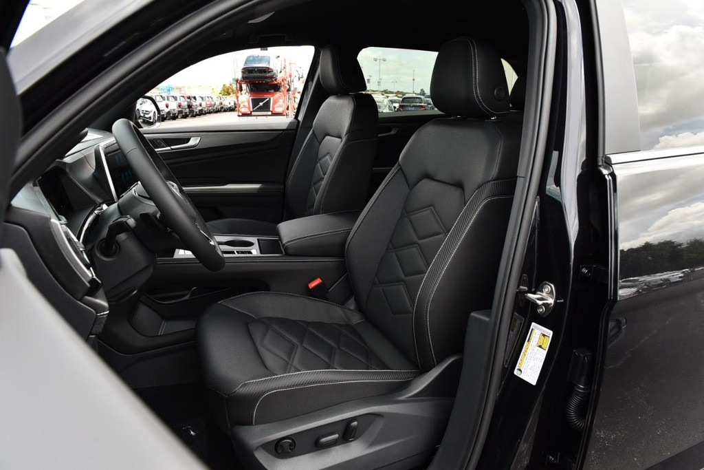 Volkswagen Atlas Cross Sport Vehicle Full-screen Gallery Image 18