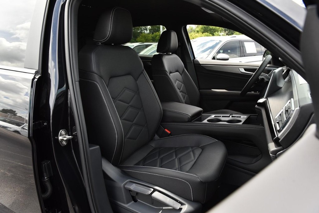 Volkswagen Atlas Cross Sport Vehicle Full-screen Gallery Image 19