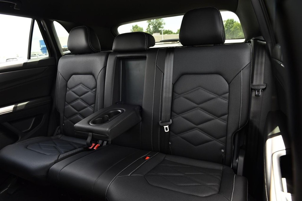 Volkswagen Atlas Cross Sport Vehicle Full-screen Gallery Image 20