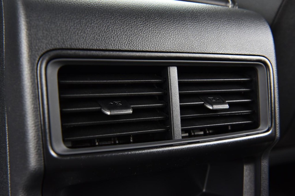 Volkswagen Atlas Cross Sport Vehicle Full-screen Gallery Image 21