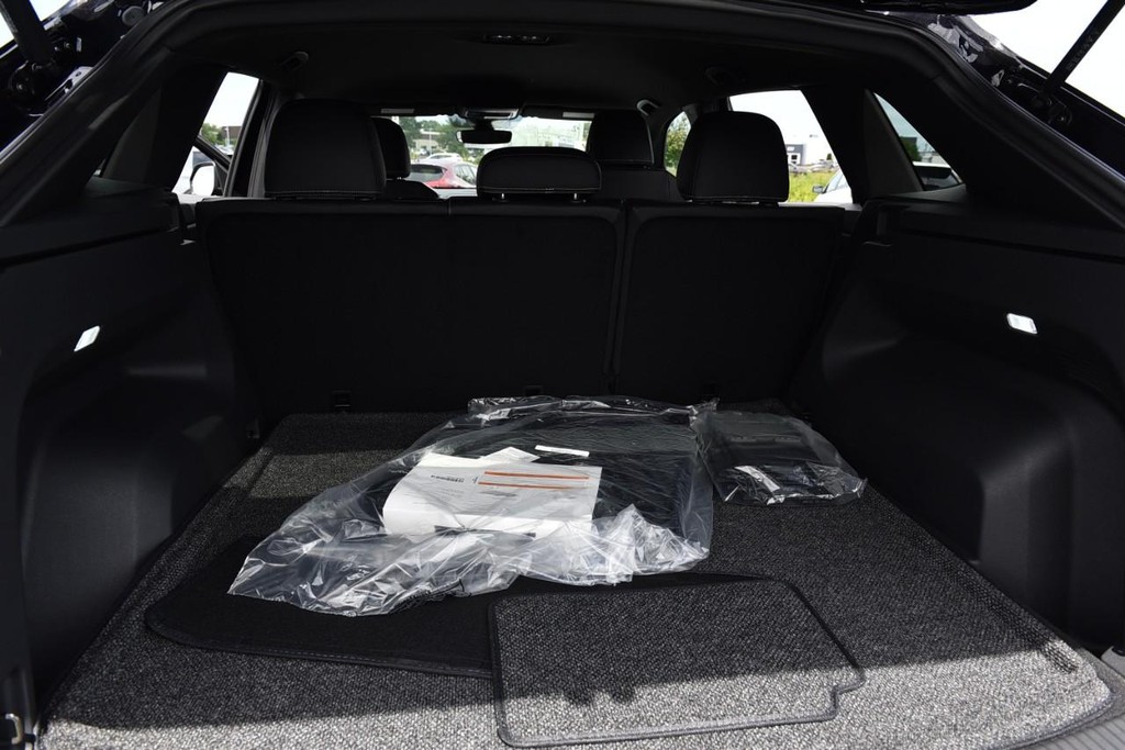 Volkswagen Atlas Cross Sport Vehicle Full-screen Gallery Image 23