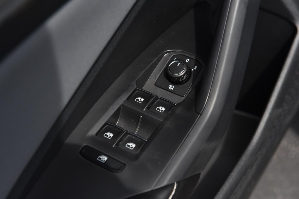 Volkswagen Jetta Vehicle Full-screen Gallery Image 8